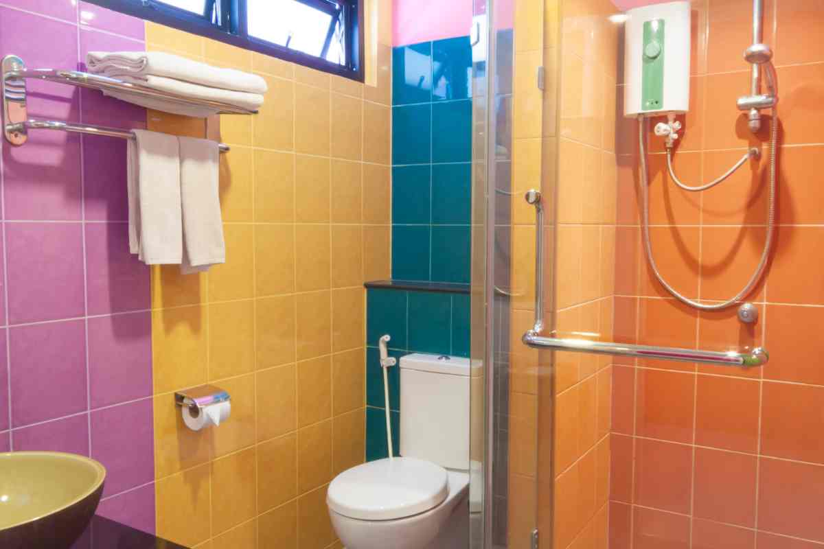 Bagno con piastrelle in tanti colori