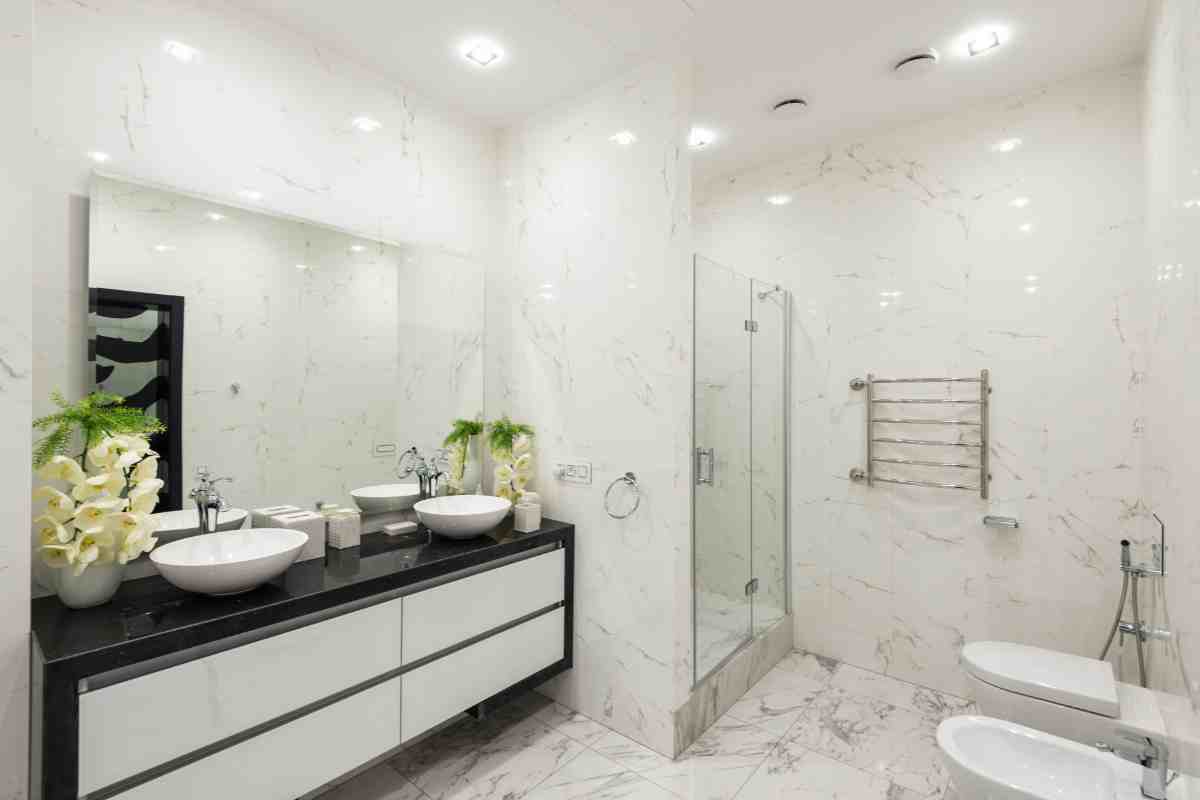 Bagno contemporaneo con mobili sospesi bianchi e blu