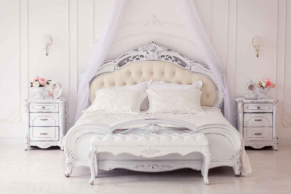 Camera da letto Shabby Chic a baldacchino con comodini e panca decapati