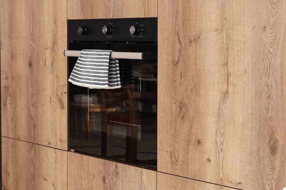 elettrodomestici da incasso delle migliori marche in una cucina in legno