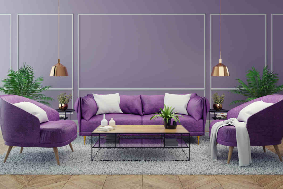 soggiorno arredato con colori freddi nelle sfumature del viola