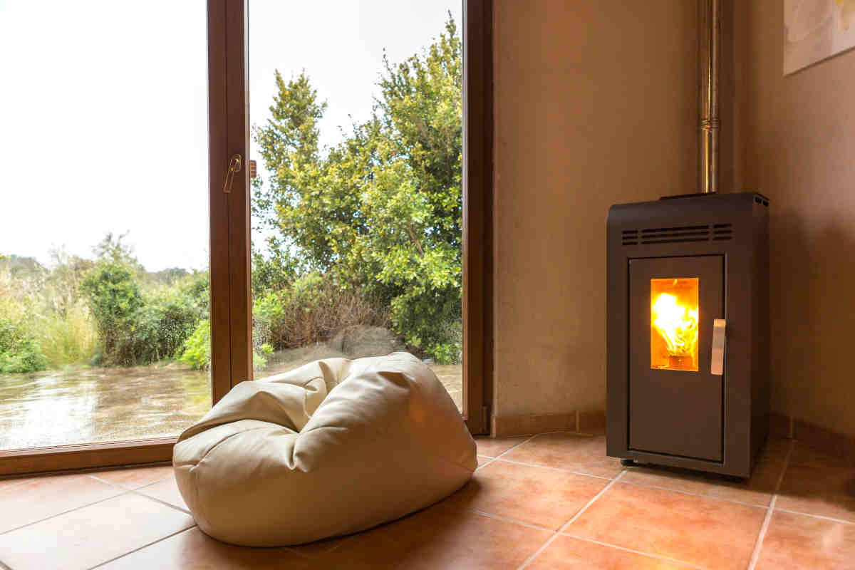 Stufe moderne e di design: i modelli più innovativi per riscaldare la casa con stile