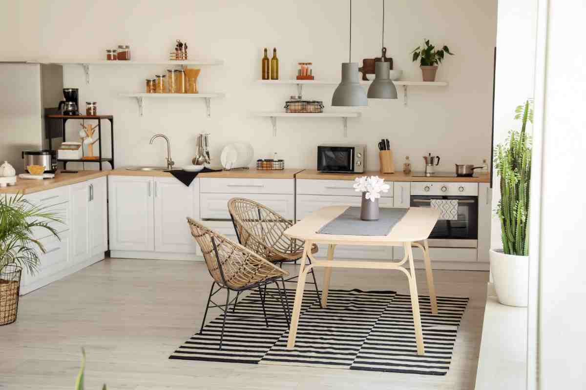 vecchia cucina rinnovata con lampade mensole e tappeto