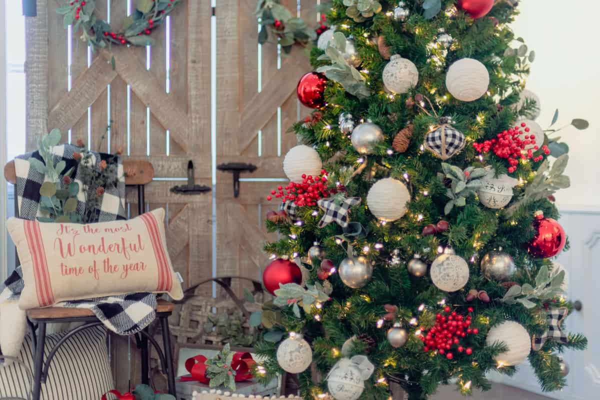 alberi diNatale addobbado in stile country
