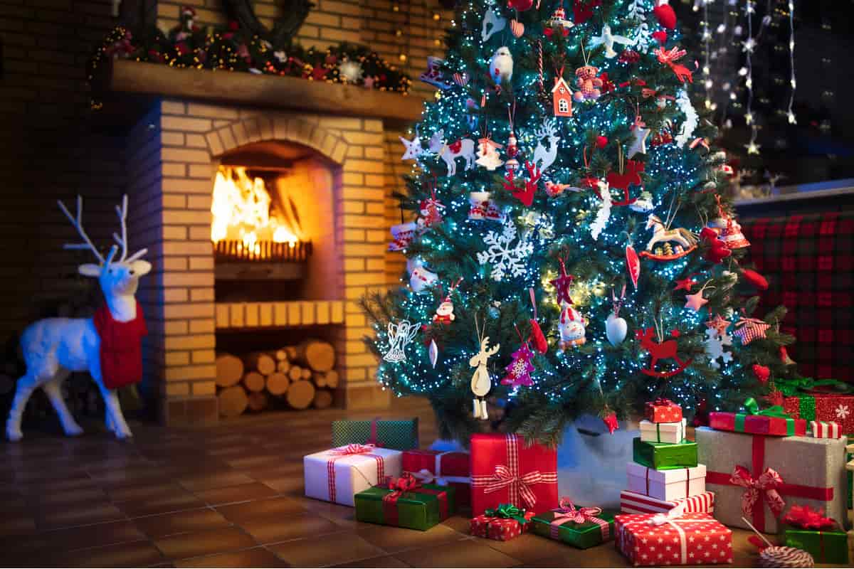 albero di Natale stile rustico country con camino e decorazioni natalizie 