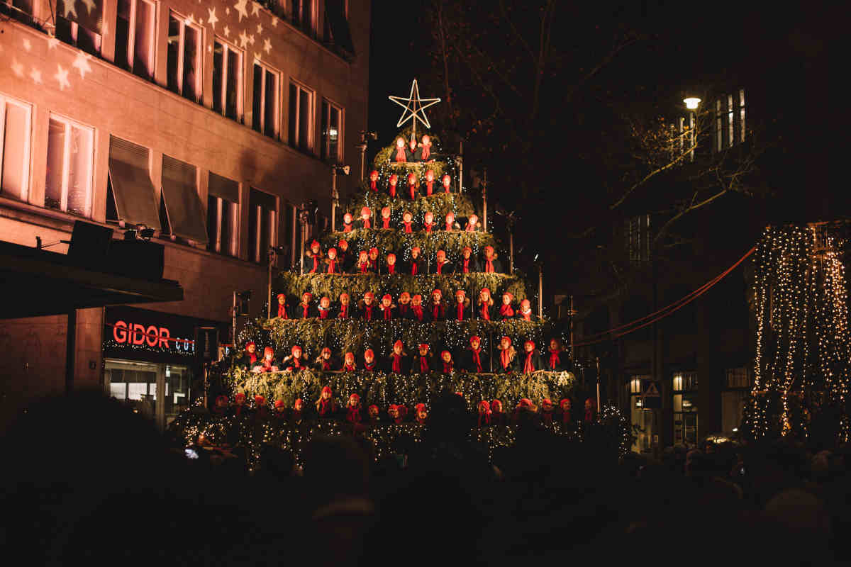 coro di bambini forma un albero di natale