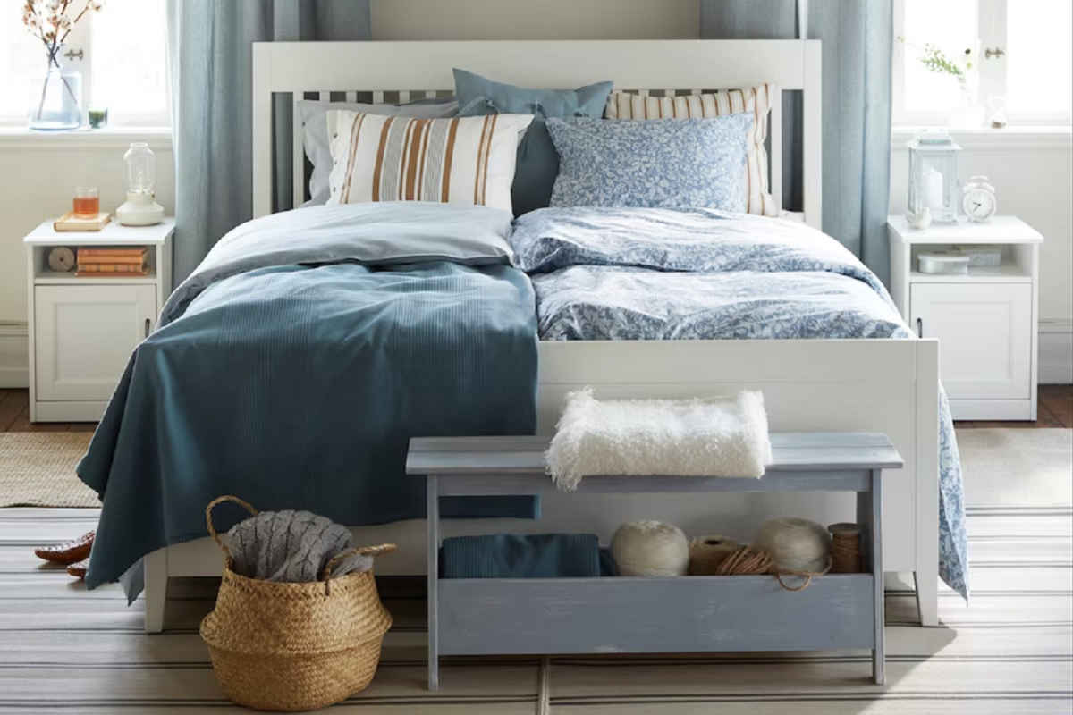 camera da letto arredata con biancheria letto Ikea sui toni del blu