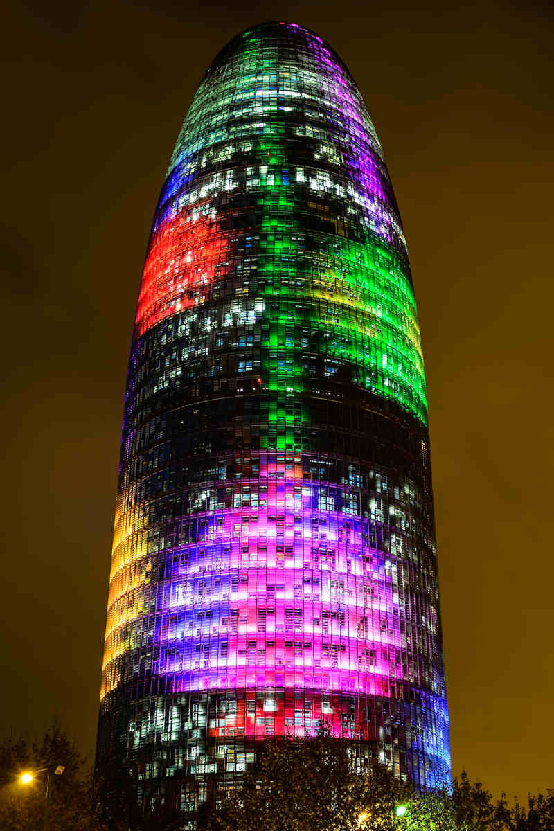 torre di Agbar a Barcellona illuminata come albero di Natale