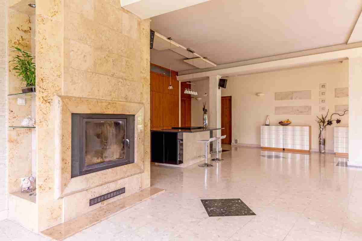 Camino in marmo in un open space moderno
