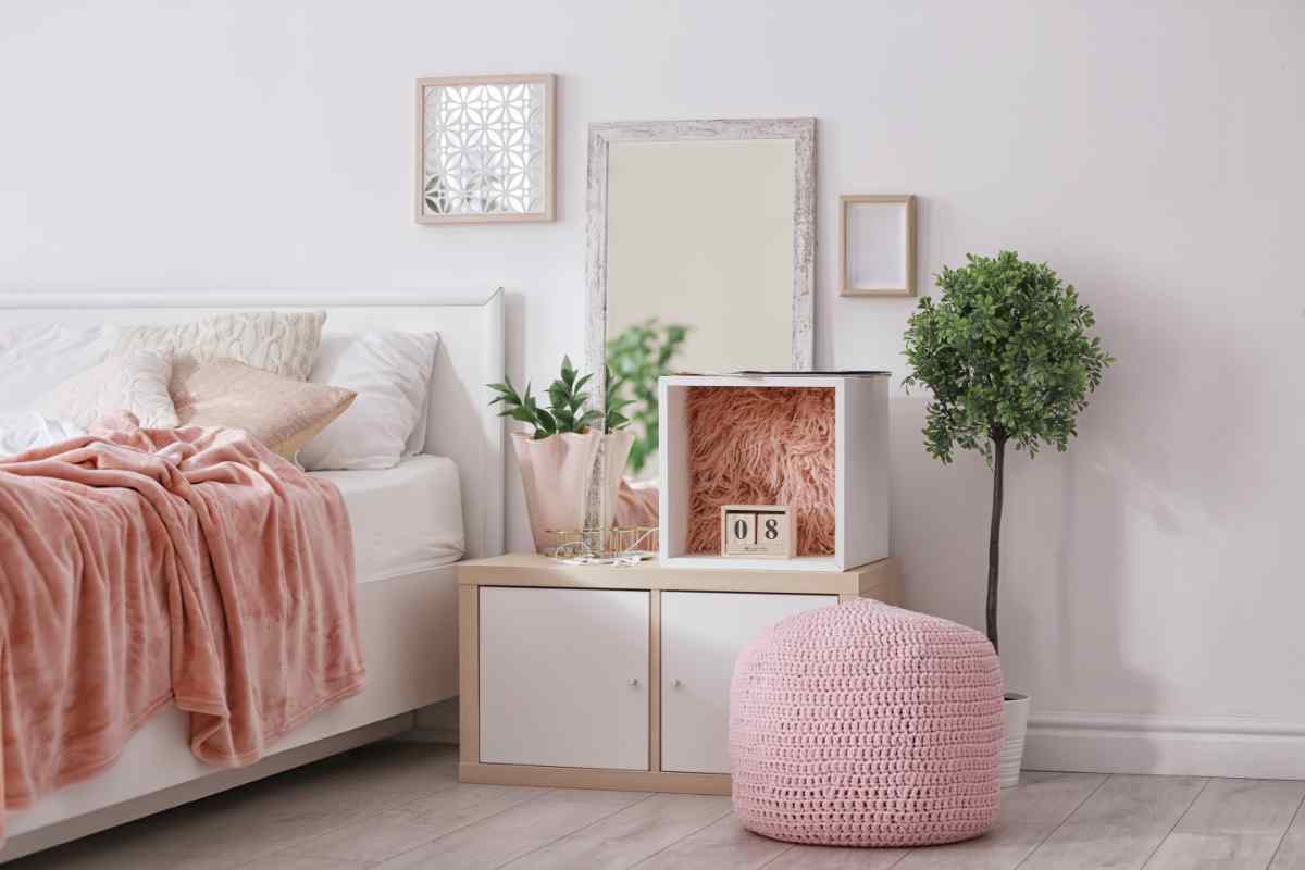 camera da letto con comodino cubo e pouf rosa