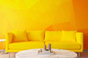 salotto con divano giallo e parete dipinta in varie tonalità vibranti