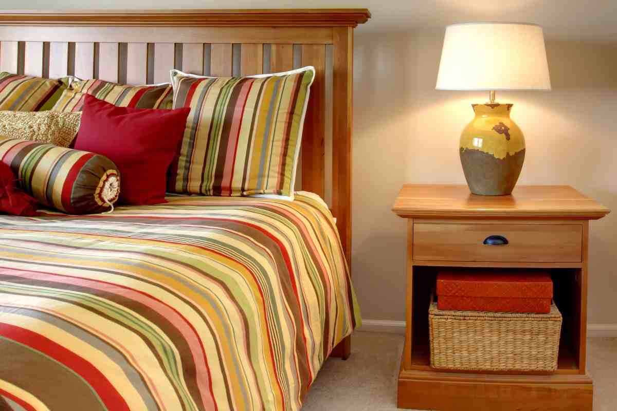 letto con biancheria a righe colorate