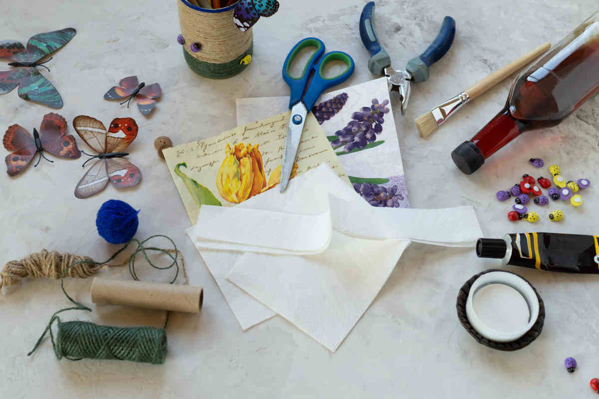 vari strumenti e oggetti per decorare con il decoupage