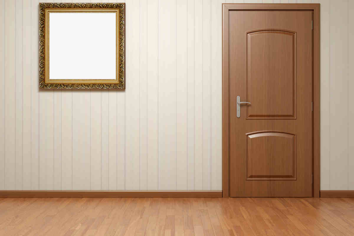 interno di camera con parquet e porte in legno