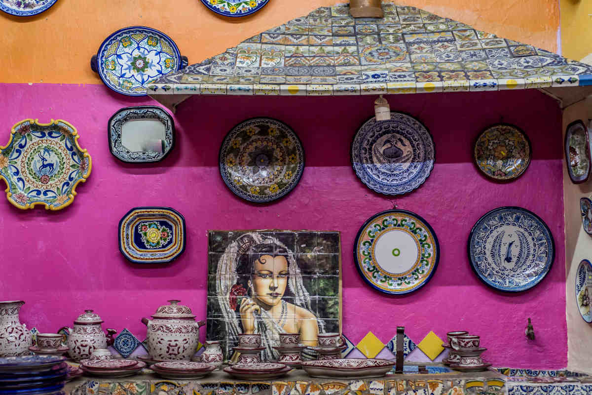 pareti della cucina decorate con piatti di ceramica