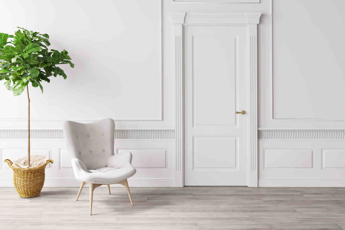 interno con pareti e porta total white e parquet chiaro