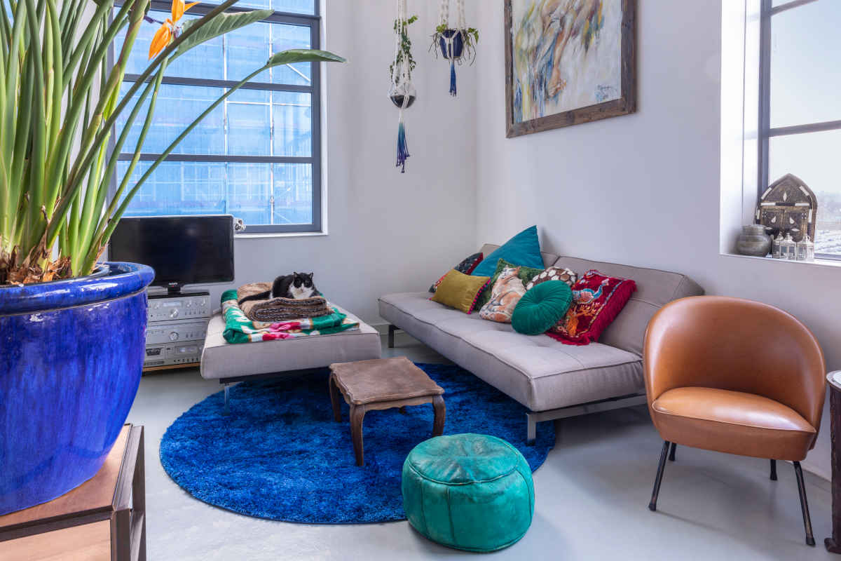 come disporre tappeti e arredare in stile eclettico, esempio di soggiorno con mobili di diversi stili