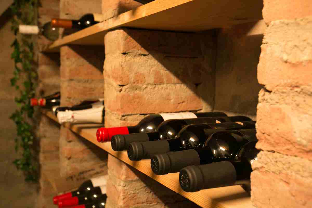 Vini a riposo in una cantina in taverna 