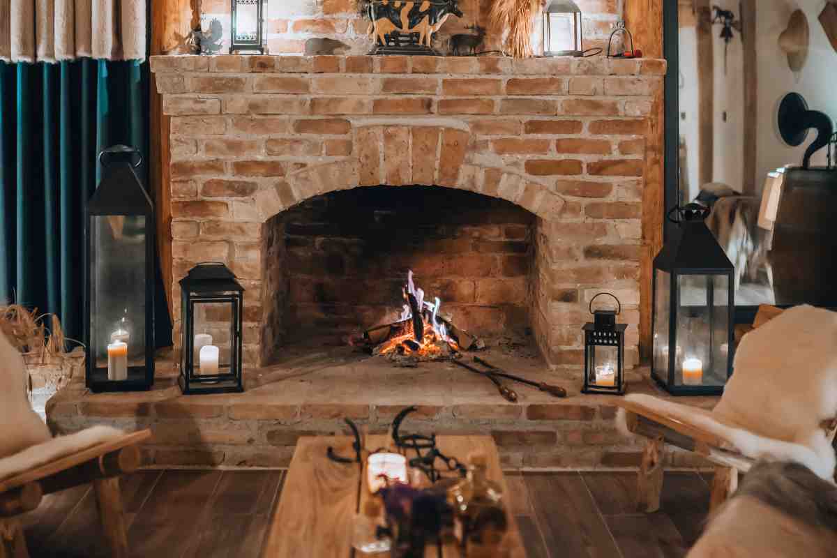 Taverna rustica con soggiorno e caminetto