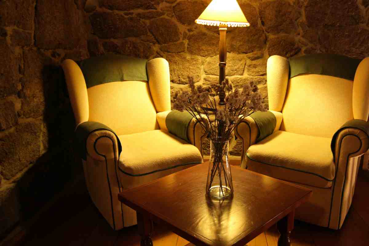 salotto in taverna stile provenzale