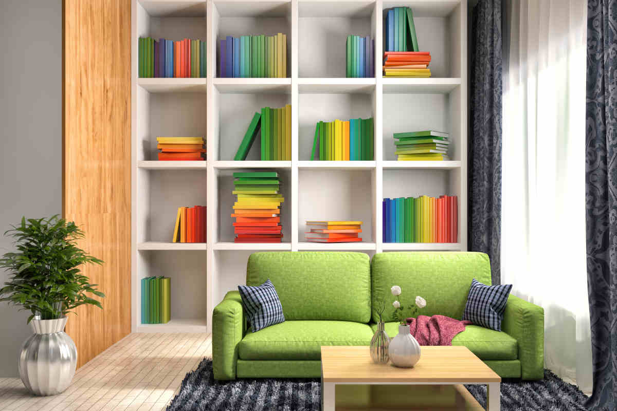soggiorno con libreria e libri colorati per arredare casa
