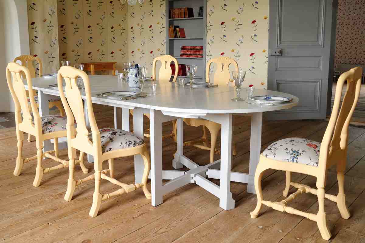 sala da pranzo vintage con rivestimenti floreali
