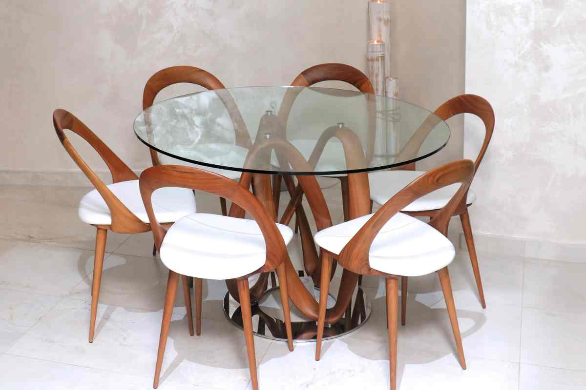 tavolo vintage in cristallo rotondo con sedie in legno