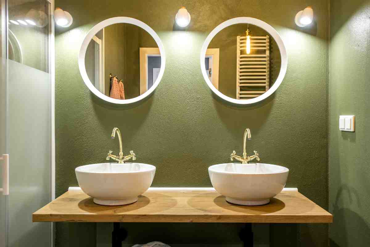 bagno moderno con doppio lavabo e due specchi con mobili sospesi