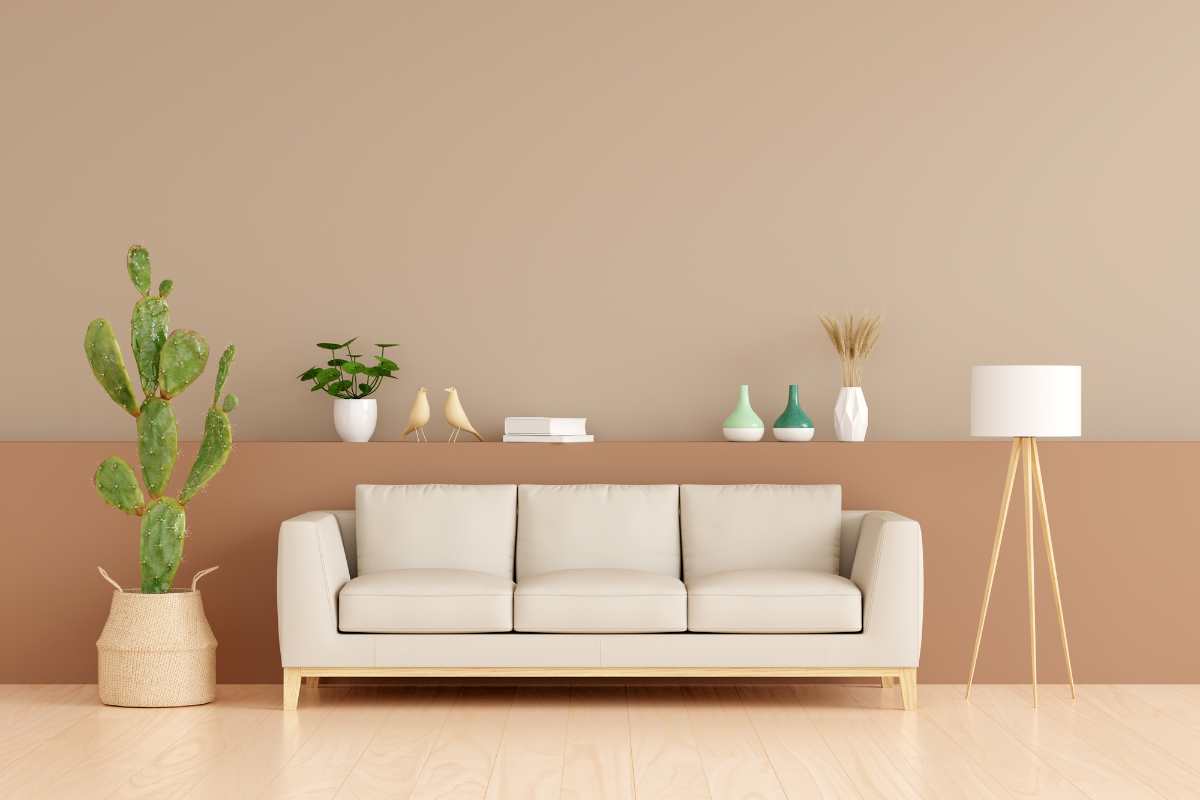 divano bianco con pareti beige in soggiorno