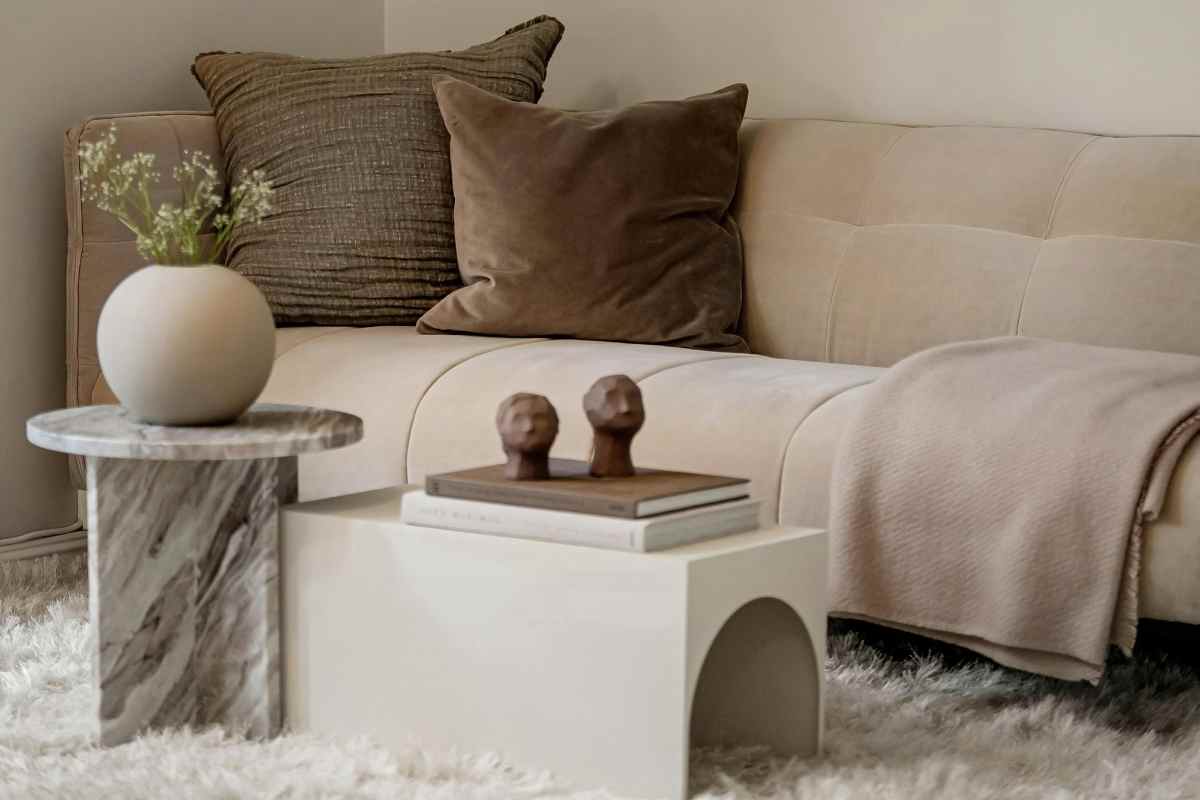 Arredi bianco e beige in soggiorno
