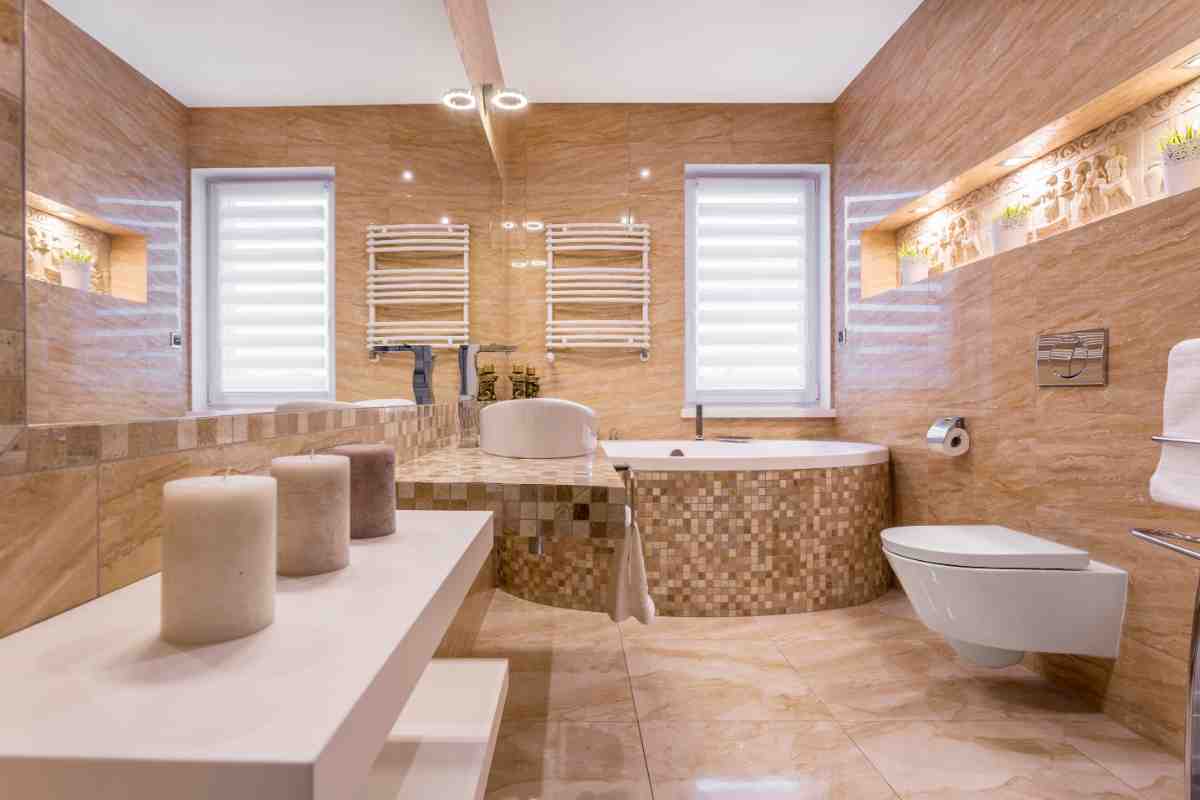 Bagno bianco con piastrelle beige a mosaico