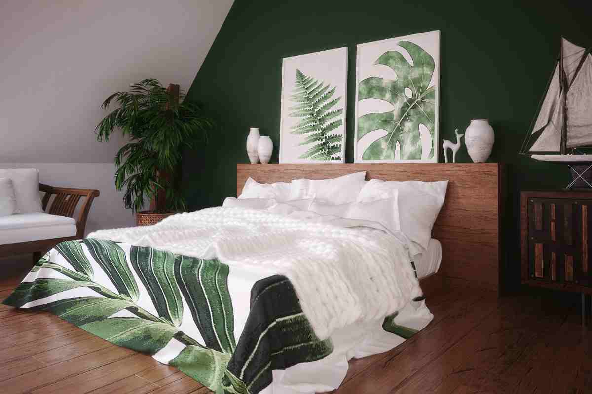 Camera da letto verde bosco con inserti stile jungle