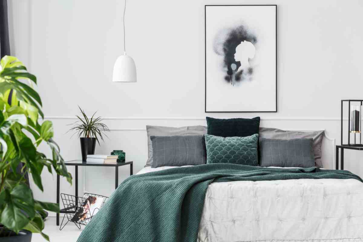 Camera da letto con biancheria verde petrolio