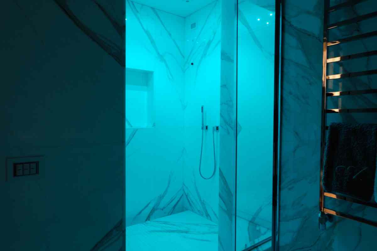 box doccia con cromoterapia e luce blu