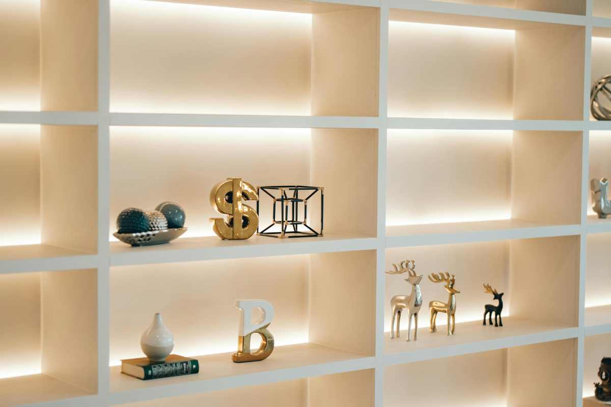 una libreria in cartongesso illuminata con strisce led