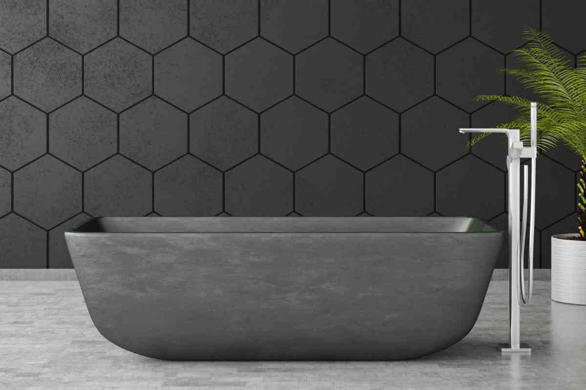 vasca da bagno con rubinetteria moderna