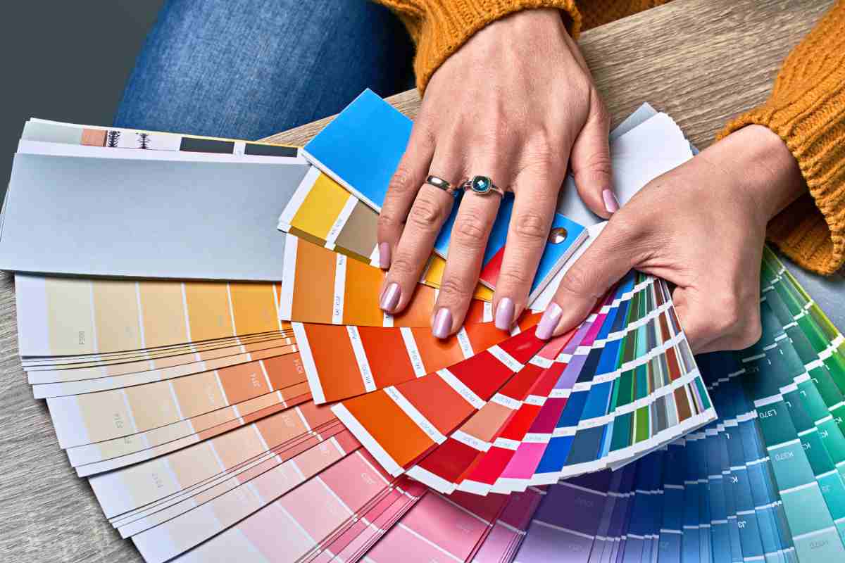 mano regge palette di colori sovrapposte
