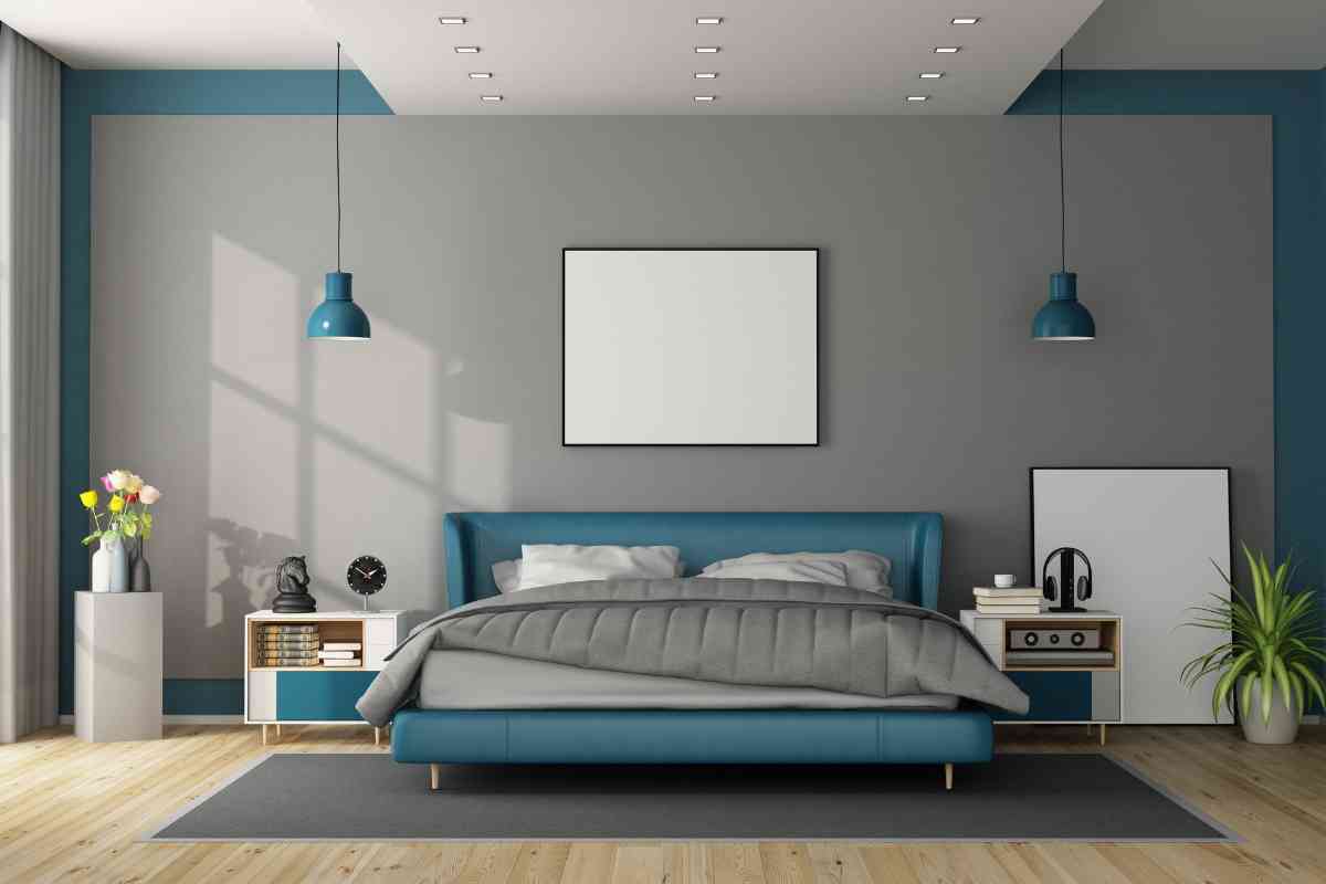 una camera da letto con pareti grigie e letto blu