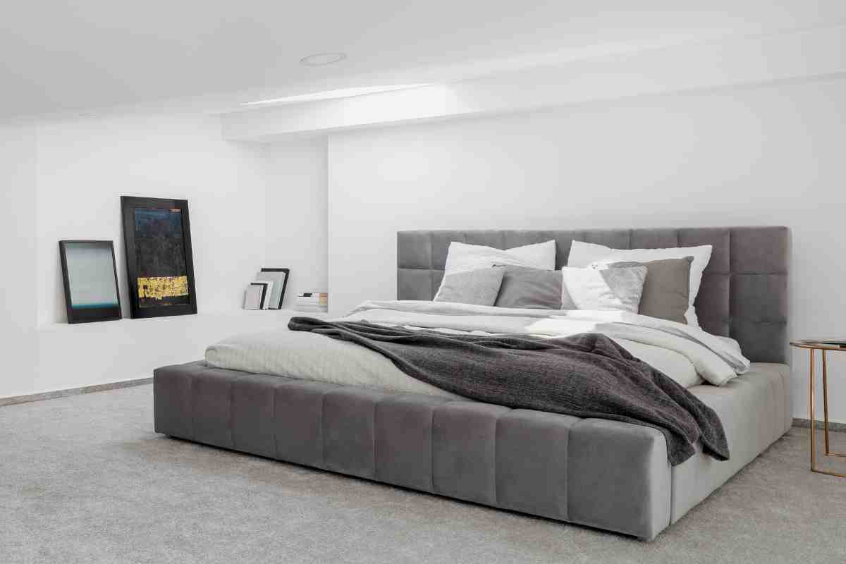 Camera da letto grigia e bianca