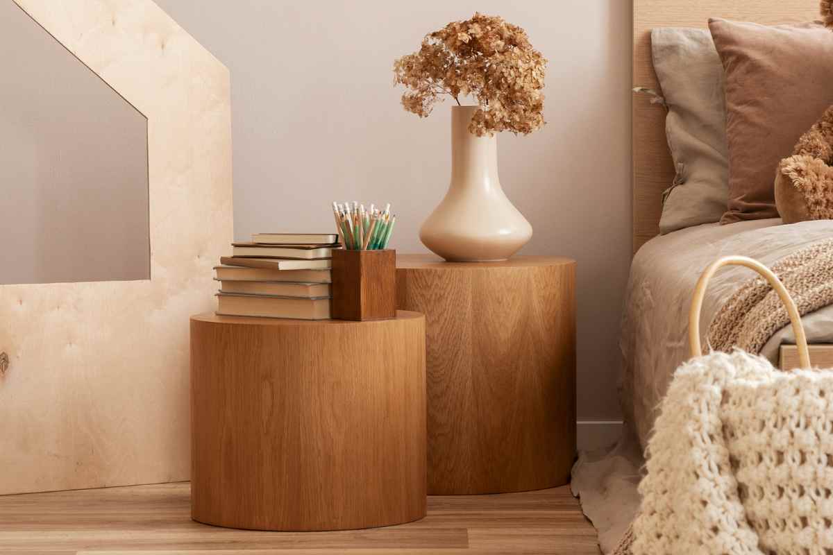 comodini fai da te con tronchi di albero con libri e vasi poggiati sopra