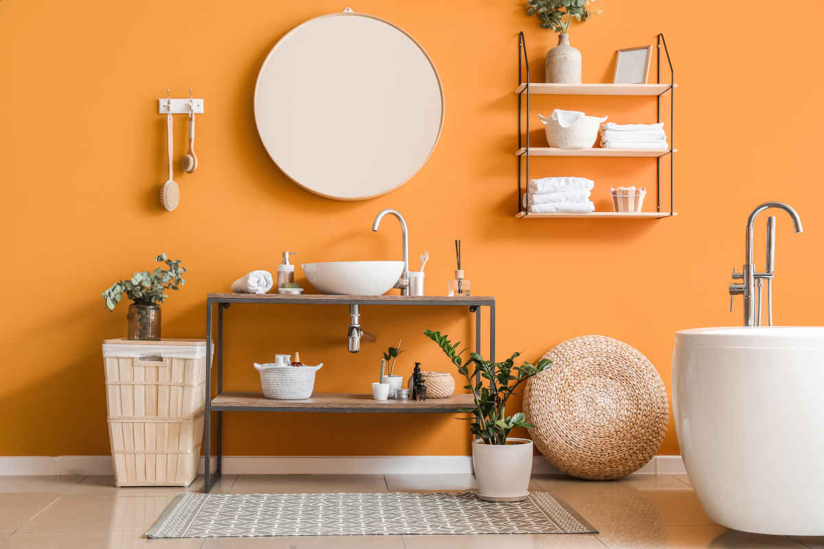 come disporre tappeti in bagno con parete color arancione