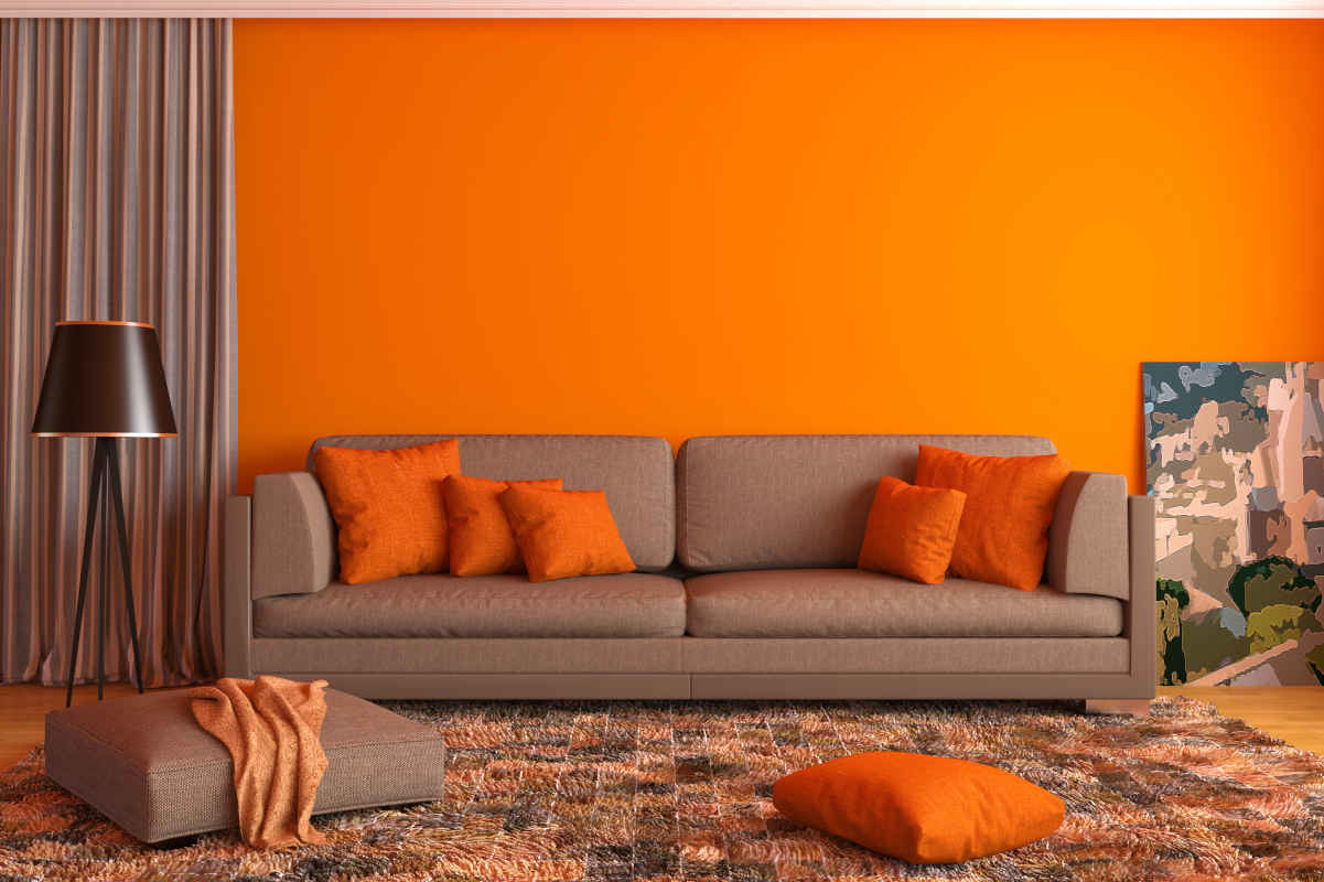 soggiorno arredato con complementi arancione