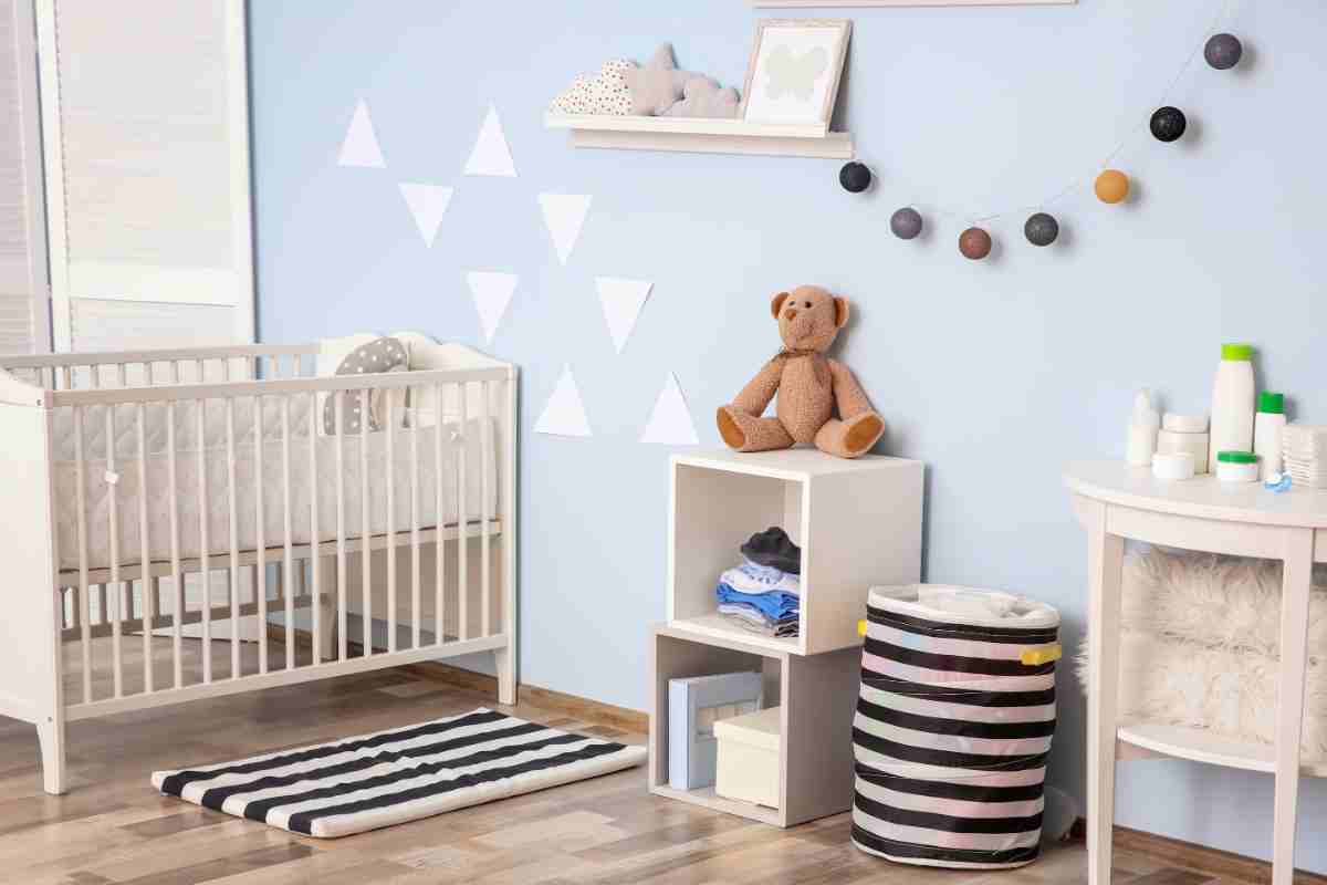 Cameretta per bambini in stile nordico con arredi bianchi