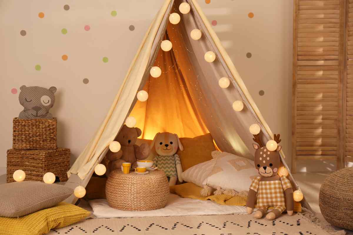 cameretta per bambini in stile nordico con tenda e luminarie