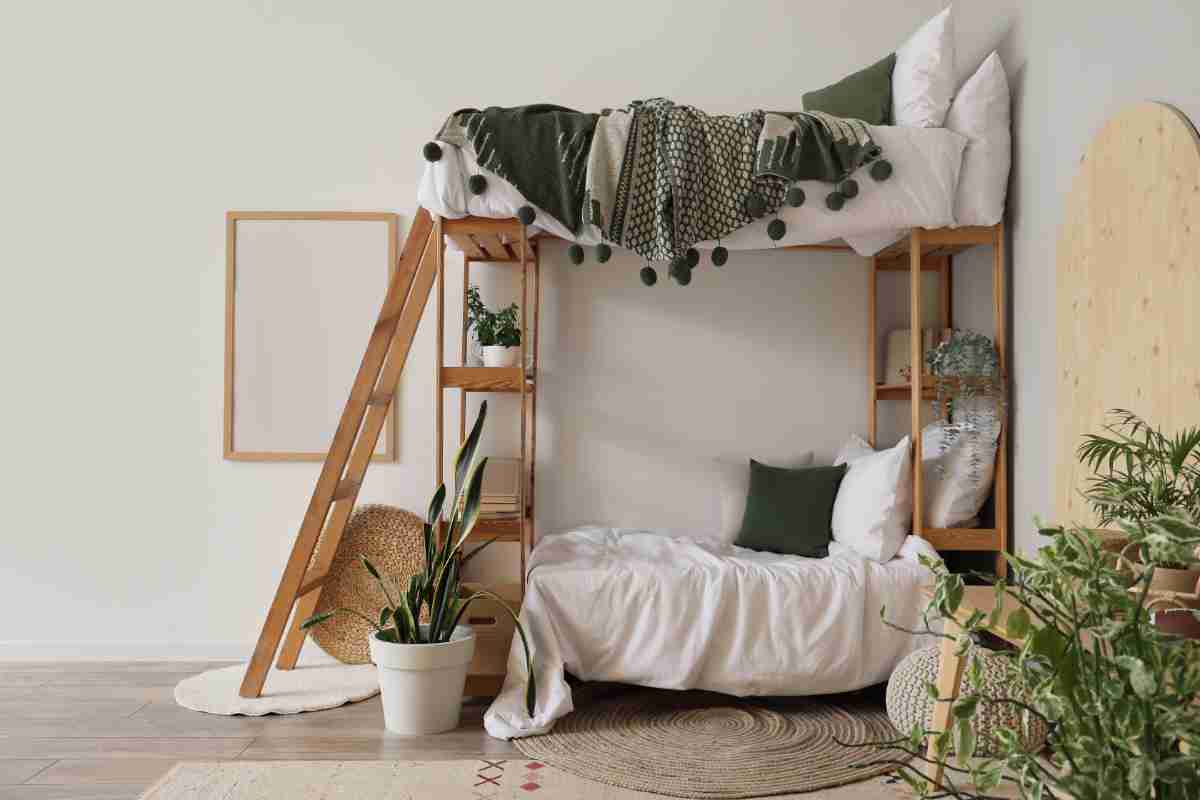 letto a castello in legno con piante sugli scaffali