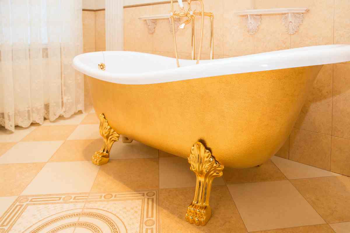 vasca da bagno con piedini a zampa di leone per un ambiente romantico retrò