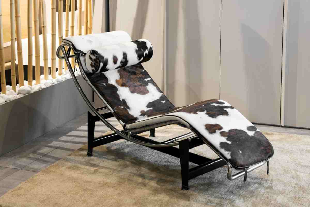 Chaise longue animalier con rivestimento bianco e nero in un angolo della casa