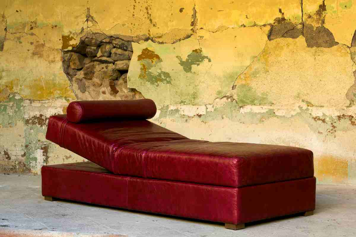 Chaise longue in pelle amaranto