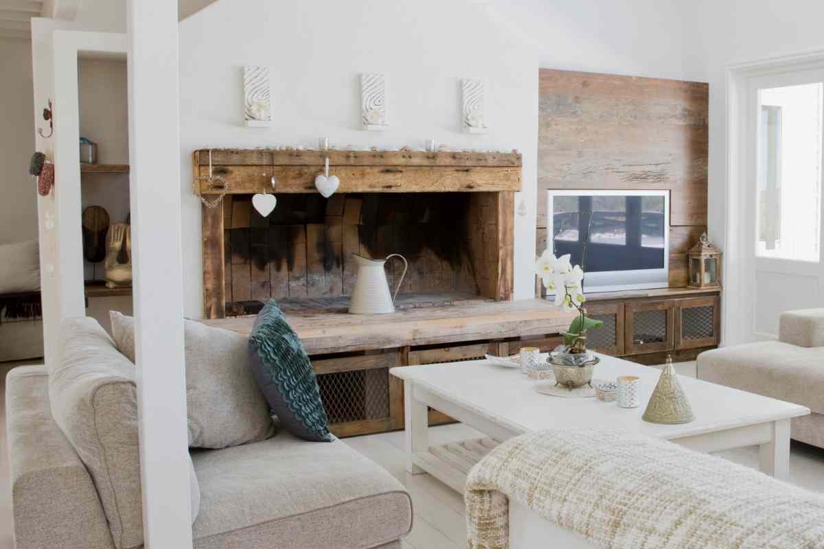 camino spento decorato con brocca e cuori pendenti