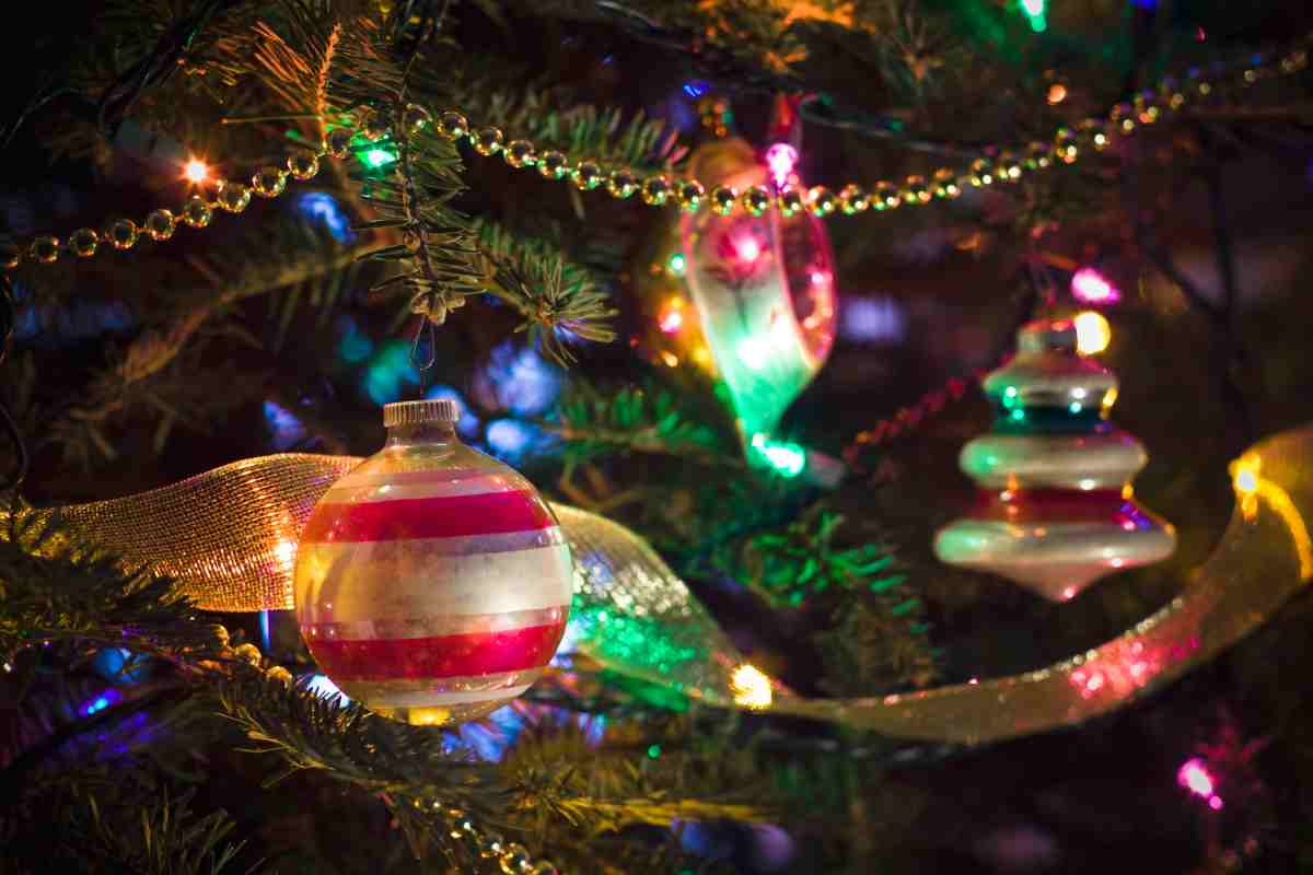 Decorazioni di Natale in stile vintage su un albero
